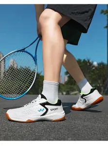 Dettaglio scarpe sportive bianche leggere con suola in gomma per sport indoor e tennis