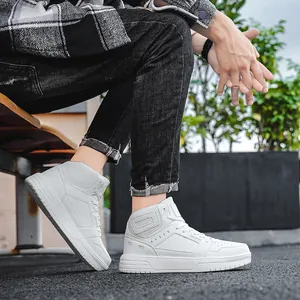 Eleganti sneaker alte da uomo bianche con lacci e perforazioni laterali traspiranti