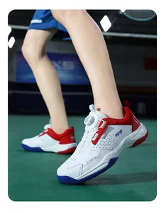 Detail van professionele sportschoenen met draaisluiting en antislip rubberen zool voor grip