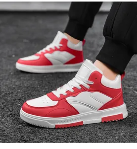 Vue détaillée des baskets mi-hautes élégantes avec blocs de couleurs rouge et blanc au sol