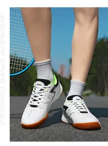 Vista indossata di scarpe da tennis bianche con fori traspiranti e suola in gomma naturale