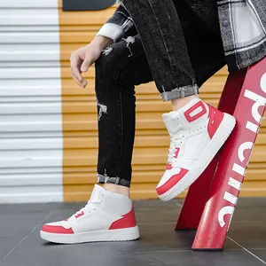 Sneaker alte alla moda bianche e rosse con finitura in pelle e suola in gomma