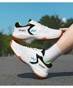 Dettaglio della scarpa sportiva bianca con suola in gomma resistente e scritta sportiva