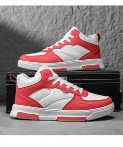 Détail de baskets montantes rouges et blanches avec semelles épaisses et cuir texturé