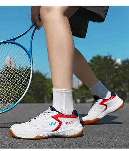 Dettaglio scarpe da tennis bianche con inserti rossi e suola in gomma resistente