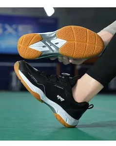 Detail van sportschoenen met antislip rubberen zool en handige draaiknopsluiting