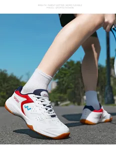 Scarpe sportive indoor bianche traspiranti con dettagli rossi e blu per il tennis fuori