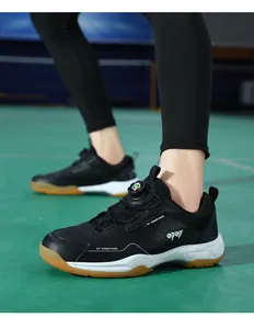 Detail van zwarte binnensportschoenen met draaisluiting en antislip rubberen zool