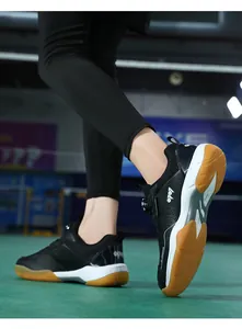 Details van zwarte badminton schoenen met handige draaisluiting en natuurrubber zolen