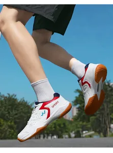 Azione di scarpe sportive bianche con dettagli rosso blu e suola in gomma antiscivolo
