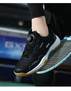 Detail van zwarte badmintonschoenen met handig draaisluitingssysteem aan de voet
