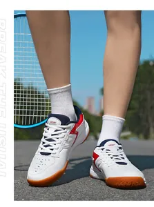 Dettaglio di scarpe da tennis bianche traspiranti con suola in gomma antiscivolo e lacci