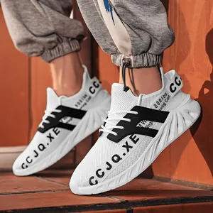Lichtgewicht mesh heren sneakers in wit met dikke foamzool en sportieve zwarte zijstrepen