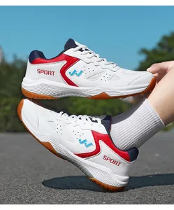 Scatto esterno che mostra la suola in gomma antiscivolo delle sneakers sportive bianche