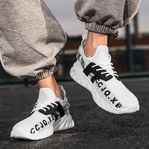 Lichte witte mesh hardloopschoenen met zwart CCJQ.XE-logo op een golfdempende zool