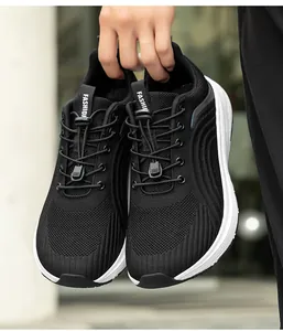 Makroaufnahme der atmungsaktiven Mesh-Struktur und Schnellschnürsystem am Sneaker