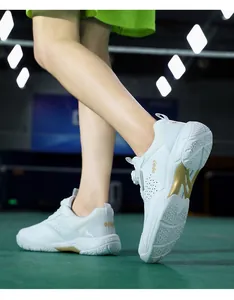 Macrodetail van ademende wit-gouden binnensportschoenen met antislip rubberen zolen