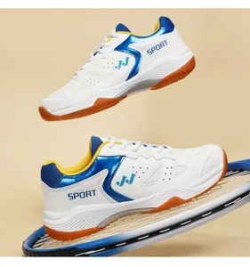 Dettaglio macro della maglia traspirante e onde blu sulla scarpa sportiva professionale