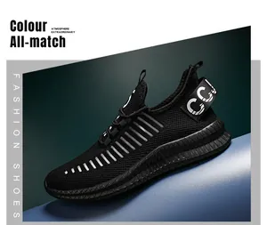 Détail du tissu en mesh noir respirant et des bandes blanches sur les chaussures de course