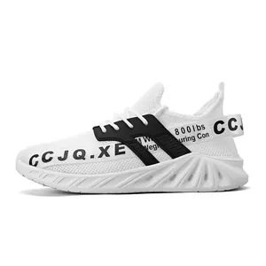 Witte ademende mesh sneakers met dikke golfzool en decoratieve bandjes met letters