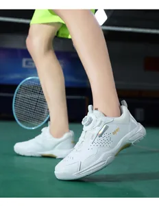 Detail van witte badmintonschoenen met snelsluiting en ademend mesh voor sportgebruik