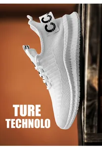 Détail d'une chaussure de course en maille blanche avec tissu respirant et tirette CC