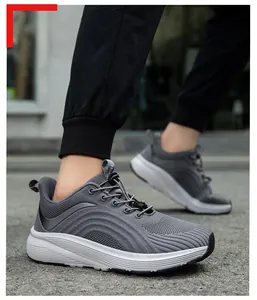Detailansicht der grauen Mesh-Laufschuhe mit Schnellverschluss und dicker weißer Sohle