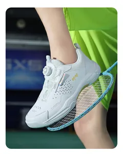 Detail van professionele badmintonschoenen met snelle draaiknop vetersluiting