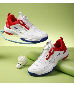 Detail van professionele badmintonschoenen met snelsluiting en ademende mesh voor comfort