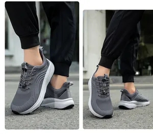 Graue atmungsaktive Mesh-Sneaker mit elastischen Schnürsenkeln und dicker weißer Sohle