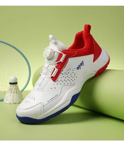 Detail van badminton schoen met BOA draaisluiting en ademende driehoekige gaatjes