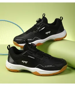 Detail van professionele badmintonschoenen met draaiknopsluiting en rubberen antislipzool