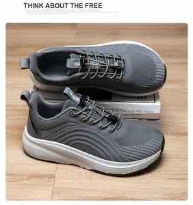 Detail von grauen Mesh-Laufschuhen mit Schnellverschluss und dicker Schaumstoffsohle