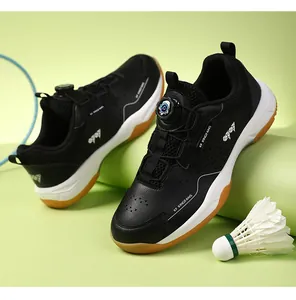 Detail van badminton schoenen met antislip rubberen zool en BOA-sluitingssysteem