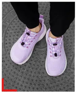 Detail eines lila atmungsaktiven Mesh-Sneakers mit praktischem Gummizug-Schnürsystem