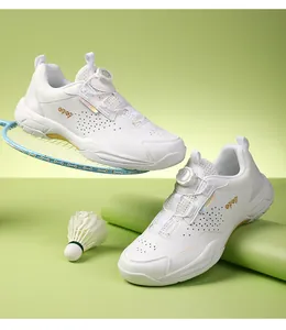 Detail van professionele witte badmintonschoenen met draaisluiting en ademend gaaswerk