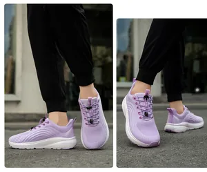 Nahaufnahme der lavendelfarbenen Mesh-Laufschuhe mit elastischen Schnürsenkeln und Sohle