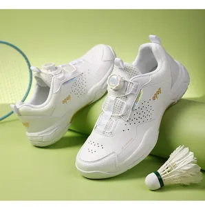Detail van professionele badmintonschoenen met handig draaisluiting-systeem