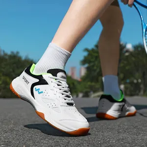 Scarpe sportive indoor bianche leggere e traspiranti con suola in gomma naturale