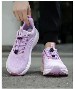 Details von hellvioletten Mesh-Laufschuhen mit praktischen elastischen Schnürsenkeln