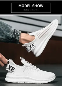 Détails de la tige en mesh blanc et de la semelle antidérapante de ces chaussures de course