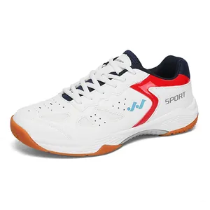Scarpe sportive bianche traspiranti con dettagli rossi e blu e suola in gomma