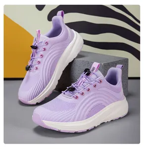 Details lila atmungsaktiver Strick-Sneaker mit Wellenstruktur und weißer dicker Dämpfungssohle