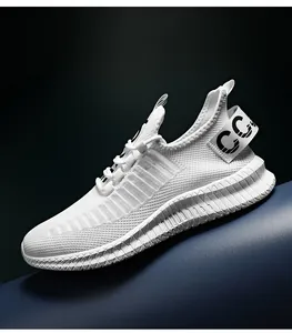 Détail macro du tissu en maille et semelle épaisse de la chaussure de sport blanche
