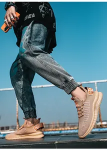 Gros plan de baskets de course en mesh kaki avec semelles épaisses et languettes oranges