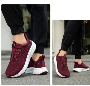 Detail von weinroten Laufschuhen mit Wellentextur und elastischem Kordelzugverschluss