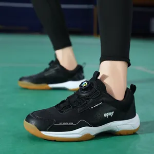 Klassieke zwart-witte tennisschoenen met draaisluiting en antislip rubberen zool