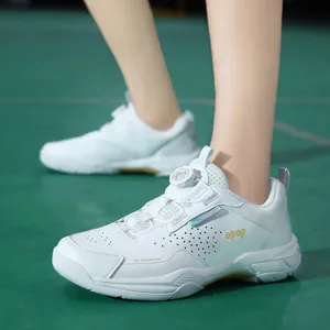 Klassieke witte badmintonschoenen met gouden accenten en een snelle draaiknopsluiting