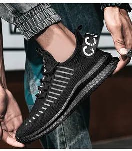 Gros plan détaillé de chaussures de course en maille noire avec semelle épaisse en EVA