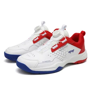 Klassieke witte tennisschoenen met rode en blauwe accenten en een draaiknopvetersysteem